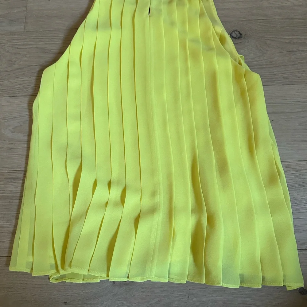 J.Crew Yellow Keyhole Pleated Chiffon Sleeveless Blouse Size 2 - Picture 6 of 7